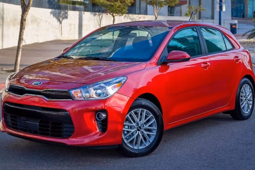 Tiếp đến là mẫu xe Kia Rio với 2 biến thể sedan và hatchback. Trong tháng 10, chỉ riêng biến thế sedan được nhận mức giảm giá 15 triệu đồng cho cả hai phiên bản AT và MT cùng mức giá công bố tương ứng là 510 triệu đồng và 470 triệu đồng. Dòng hatchback 5 cửa với mức giá giữ nguyên là 592 triệu đồng.