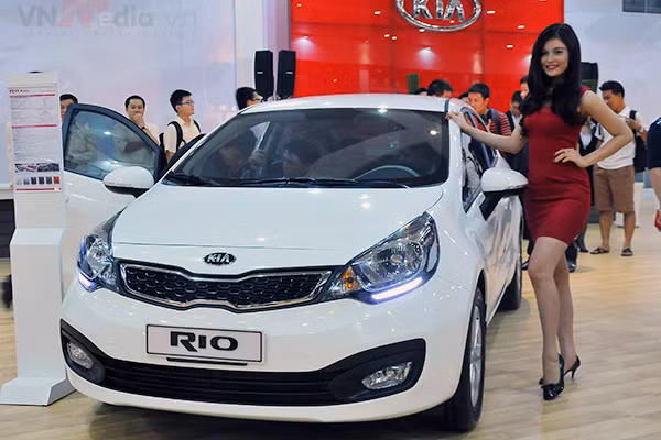 Trong bài viết này là bảng giá một số mẫu xe ôtô của Kia tham khảo tại Việt Nam, giá xe cùng với các khuyến mãi đi kèm có thể khác nhau tùy từng thời điểm, từng phiên bản và từng tỉnh thành.