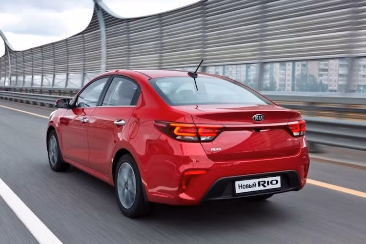 Kia Rio được nhập khẩu nguyên chiếc từ Hàn Quốc. Sử dụng động cơ 1.4l, hộp số tự động 4 cấp. Xe khá tiện nghi với đề thông minh, cửa sổ trời panaramic, tay lái trợ lực điện tích hợp các nút chức năng. Hệ thống âm thanh với CD, điện thoại rảnh tay. Đối thủ của Kia Rio là Toyota Vios , Honda City, Ford Fiesta, Hyundai Accent