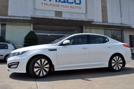 Kia Optima được nhập khẩu nguyên chiếc từ Hàn Quốc. Xe sử dụng động cơ 2.0l, hộp số tự động 6 cấp, khởi động thông minh, lẫy chuyển số trên vô lăng, điều hòa tự động, cửa sổ trời, đèn bixenon có rửa đèn và LED ban ngày. Hệ thống phanh ABS, hệ thống ổn định xe EPS, 2 túi khí trước.....
