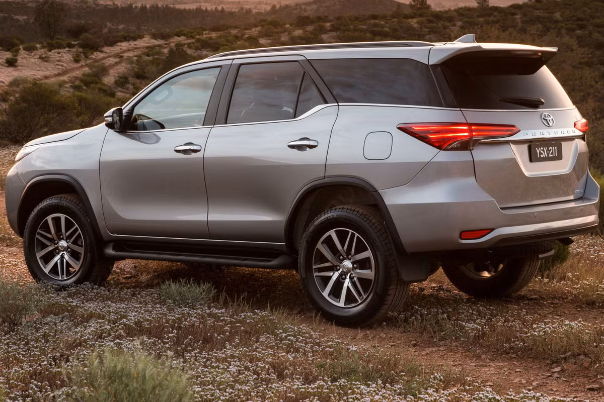 Theo đó, mẫu xe Toyota Fortuner 2018 được bán ra với 3 phiên bản GX, GXL và Crusade 2018 cùng mức giá dao động từ 42.590 - 56.990 USD. Như vậy, mỗi phiên bản đã được giảm giá từ 5.000 – 5.5000 USD.