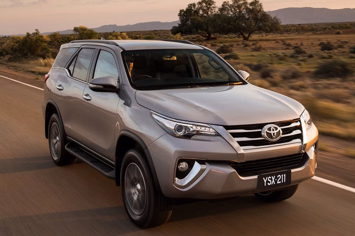 Giảm giá nhiều nhất là phiên bản Toyota Fortuner GXL với 5.500 USD đưa mức giá xuống còn 47.490 USD (tương đương 1,08 tỷ đồng). Xe được trang bị thêm đèn sương mù, khởi động xe không cần chìa khóa, điều hướng vệ tinh, tính năng tương thích với ứng dụng Toyota Link, radio kỹ thuật số, kính bảo mật và tính năng hỗ trợ đổ dốc.