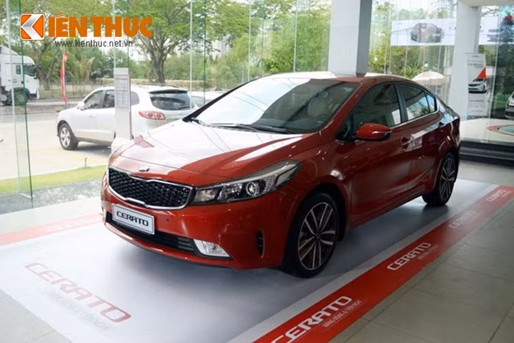 Nội thất đầy đủ với ghế da, ghế lái chỉnh điện 10 hướng, nhớ vị trí, đầu DVD, camera, điều hòa tự động 2 vùng, cửa sổ trời. Hệ thống an toàn có phanh ABS, BA, cân bằng điện từ và ổn định thân xe (bản 2.0), 6 túi khí (bản 2.0), khởi hành ngang dốc HAC...