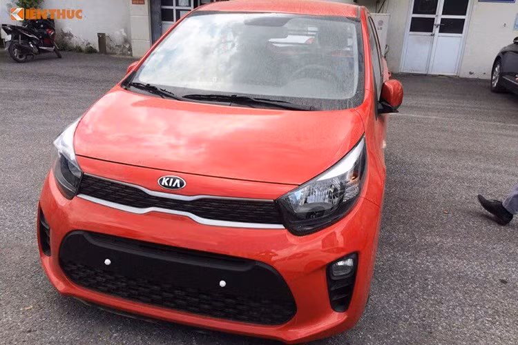 Hiện giá bán mới của Kia Morning tại thị trường ôtô Việt cho các phiên bản 1.0 MT, 1.25 EXMT, Si MT, Si AT và Van lần lượt là 305 triệu đồng, 315 triệu đồng, 363 triệu đồng, 392 triệu đồng và 320 triệu đồng.