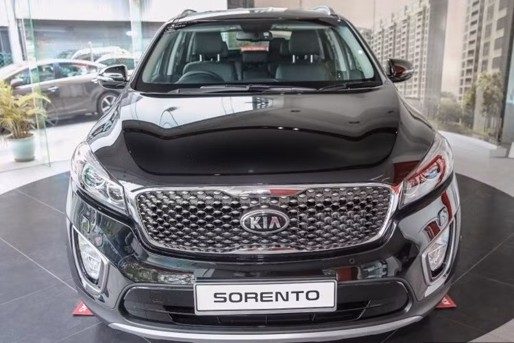 Tại Việt Nam, Kia Sorento thế hệ mới được phân phối với 2 phiên bản động cơ máy dầu và máy xăng. Trong đó phiên bản máy dầu có dung tích 2.2, 4 máy thẳng hàng, động cơ này có công suất 195 mã lực ở 3800 vòng/phút, mô men xoắn cực đại 437Nm tại 1800-2500 vòng/phút. Kết hợp cùng hộp số tự động 6 cấp.