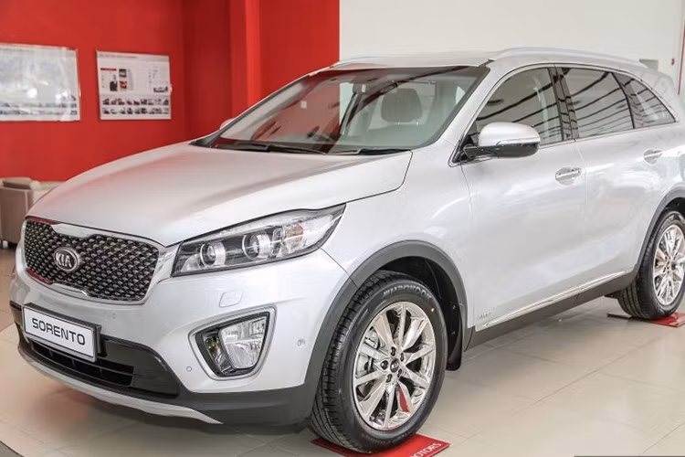 Động thái giảm giá này được coi là nhằm kích cầu để tăng doanh số trong những tháng cuối cùng của năm, đồng thời nhiều khả năng để dọn đường cho phiên bản mới sẽ sớm được giới thiệu ra thị trường trong thời gian tới đây. Ngoài ra, khách hàng mua xe Sorento trong thời gian này còn được tặng thêm gói bảo hiểm vật chất, dân sự và bảo dưỡng mở rộng 2 năm không giới hạn km.