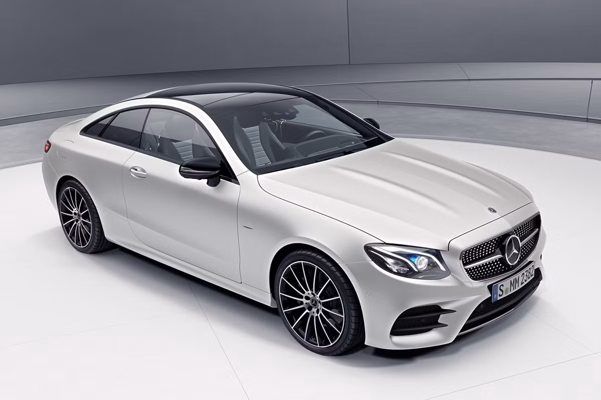 Dòng xe sang Mercedes E-Class là dòng xe nằm giữa C-Class và S-Class Coupe và được thiết kế theo ngôn ngữ chung là "Sensual Purity" với nhiều đường nét mảnh mai và sắc sảo. So với thế hệ cũ, E-Class Coupe mới đã nhỉnh hơn về mặt kích thước. Cụ thể các số đo dài x rộng x cao của xe lần lượt là 4826 x 1860 x 1430 mm, chiều dài cơ sở 2873 mm.