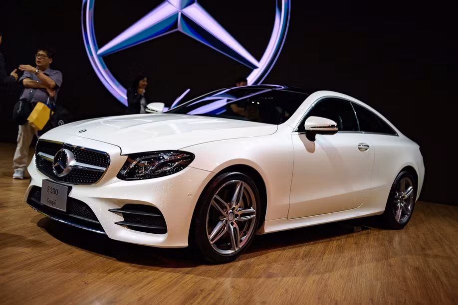 Phiên bản E200 Coupe sắp được giới thiệu tại thị trường Việt Nam vẫn chưa được Mercedes-Benz công bố thông số chính thức. Tuy nhiên ở một số thị trường, E200 Coupe đươc trang bị động cơ xăng tăng áp 2,0 lít, 4 xy lanh thẳng hàng, cho công suất tối đa 184 mã lực và mô men xoắn cực đại 300 Nm., đi cùng hộp số tự động 9 cấp 9G-TRONIC như E300 Coupe.