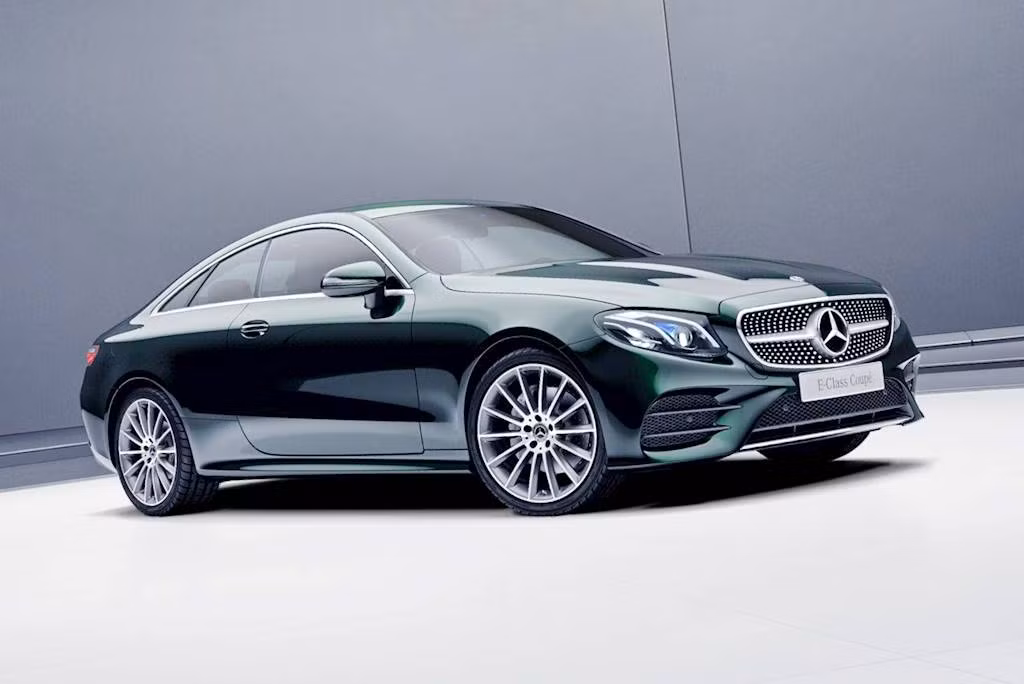 Sức mạnh được truyền tới các bánh xe thông qua hộp số tự động 9 cấp 9G-TRONIC đến cầu sau giúp chiếc coupe cao cấp cỡ trung tăng tốc từ 0-100 km/h trong 6,4 giây và có thể đạt tốc độ tối đa 250 km/h.