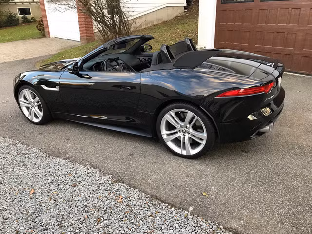 Tổng thể của F-Type V8 S Cabriolet thực sự cuốn hút người đối diện ở mọi góc nhìn. Chính vì vậy, giá cuuar nó đắt ngang một chiếc xe Honda Civic mới.