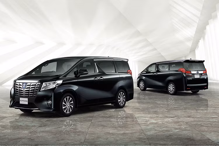 "Chuyên cơ mặt đất" Toyota Alphard sử dụng động cơ V6 dung tích 3.5 lít, công suất 198 mã lực tại 6.200 vòng/phút và mô-men xoắn cực đại 340 Nm tại 4.700 vòng/phút, đi kèm hộp số tự động 6 cấp. Trang bị đi kèm của mẫu xe MPV hạng sang này được xem là "cực kỳ sang chảnh".