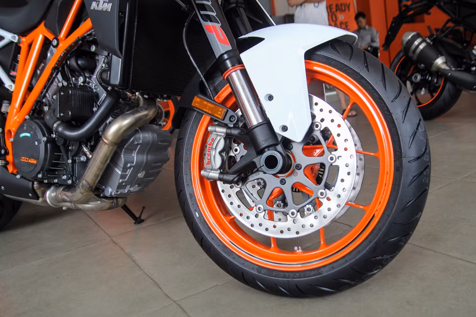 Trang bị tiêu chuẩn trên KTM 1290 Super Duke R 2017 gồm bánh trước và bánh sau đều trang bị phanh Brembo cao cấp, hệ thống chống bó cứng phanh ABS.