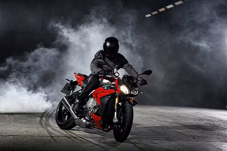 Cung cấp sức mạnh cho xe là khối động cơ 4 xi-lanh thẳng hàng 999cc được nâng cấp với phiên bản ECU của dòng HP4 tạo ra công suất tới 165 mã lực tại 11.000 rpm cùng với trọng lượng khô ở mức 202kg.