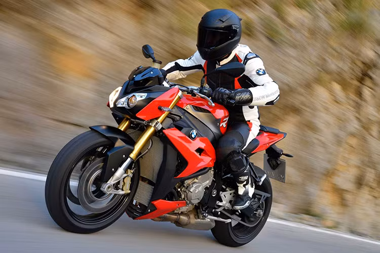 Tiếp đến là chiếc BMW S1000R 2017. Đây là mẫu naked-bike từng được ra mắt tại Intermot 2016 vào tháng 10/2016, tương tự như các mẫu siêu môtô BMW 2017 khác, S1000R cũng được hãng xe môtô BMW cải tiến động cơ đạt chuẩn khí thải và tiếng ồn khắc khe của EURO4.