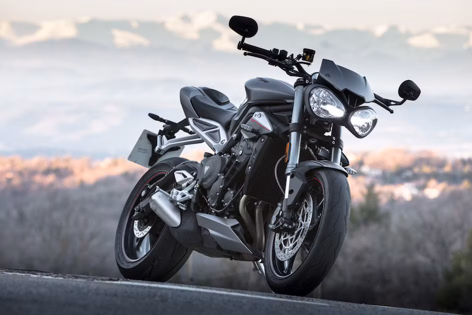 Street Triple 765 2017 được trang bị khối động cơ thừa hưởng từ xe đua Daytona 765, 3 xi-lanh thẳng hàng, hút khí tự nhiên phun xăng điện tử, làm mát bằng chất lỏng dung tích 765 phân khối, tỉ số nén 12,65:1.