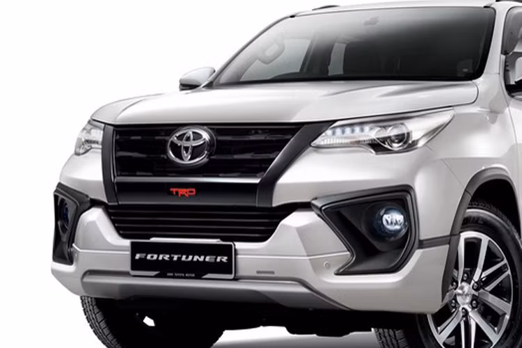 Đúng như tên gọi, Toyota Fortuner 2.4 VRZ 4×4 2017 được trang bị hệ dẫn động 4 bánh tiêu chuẩn với bộ vi sai ngắt tự động ADD và khóa vi sai cầu sau. Trong khi đó, bản 2.4 VRZ 4×2 chỉ đi kèm hệ dẫn động cầu sau.