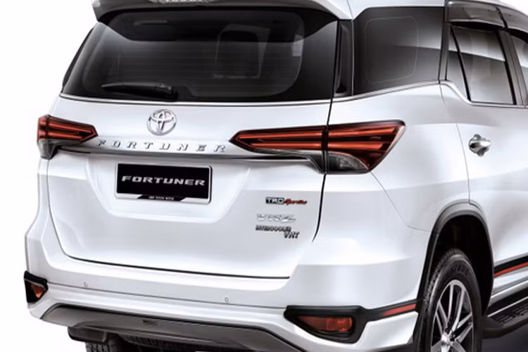 Fortuner máy dầu bản cập nhật 2018 không có quá nhiều thay đổi, đáng chú ý nhất là hệ thống đèn sương mù dạng LED hiện đại hơn trên phiên bản 2,4 VRZ và cổng USB cho hàng ghế trước. Phanh đĩa bánh sau cũng là trang bị tiêu chuẩn trên tất cả các phiên bản. Chính vì thế giá phiên bản này cao hơn phiên bản máy xăng cũng là điều dễ hiểu.