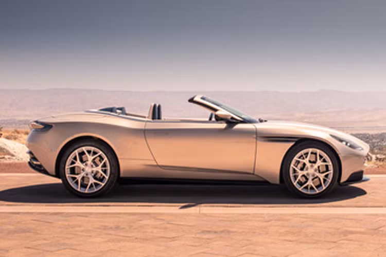 Bên dưới nắp ca-pô, Aston Martin DB11 Volante sử dụng động cơ xăng V8, tăng áp kép, dung tích 4.0 lít trên Mercedes S600 do Mercedes-AMG phát triển sản sinh công suất cực đại 503 mã lực và mô-men xoắn 695 Nm.