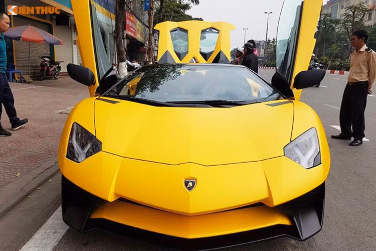 Còn Lamborghini Aventador SV phiên bản mui trần tại hà Nội được đưa về nước vào cuối tháng 12/2016, đây cũng là chiếc Lamborghini Aventador LP750-4 SV đắt nhất tại Việt Nam với giá lên đến 39 tỷ đồng.
