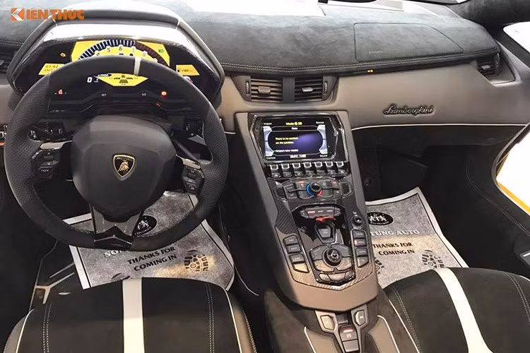 Chiếc Lamborghini Aventador SV mui trần độc nhất tại Việt Nam sở hữu nội thất màu đen, bên trong sử dụng chất liệu da Alcantara cao cấp cùng nhiều chi tiết bằng sợi carbon. Bảng điều khiển trung tâm có khá nhiều nút bấm. Một màn hình màu ở giữa hiển thị hình ảnh từ camera lùi và thông tin giải trí. Điểm nhấn là logo SV và chữ Y trên ghế ngồi màu trắng.