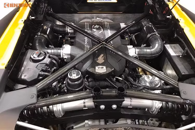 Động cơ sản sinh công suất tối đa 750 mã lực và mô-men xoắn cực đại 690 Nm, cho phép xe tăng tốc từ 0-100 km/h trong khoảng 2,9 giây trước khi đạt vận tốc tối đa 350 km/h. Tại thị trường Mỹ, một siêu xe Aventador SV này có giá bán khởi điểm từ 530.075 USD.