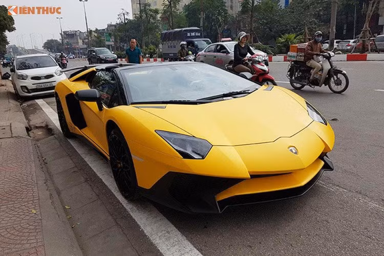 Hiện tại thị trường Việt Nam có 2 chiếc Lamborghini Aventador SV được đưa về nước, một trong số đó thuộc sở hữu của Minh “Nhựa” đó là phiên bản mui cứng với số lượng sản 500 chiếc trên toàn thế giới và có mức giá bán khoảng 32 tỷ đồng tại thị trường Việt Nam.