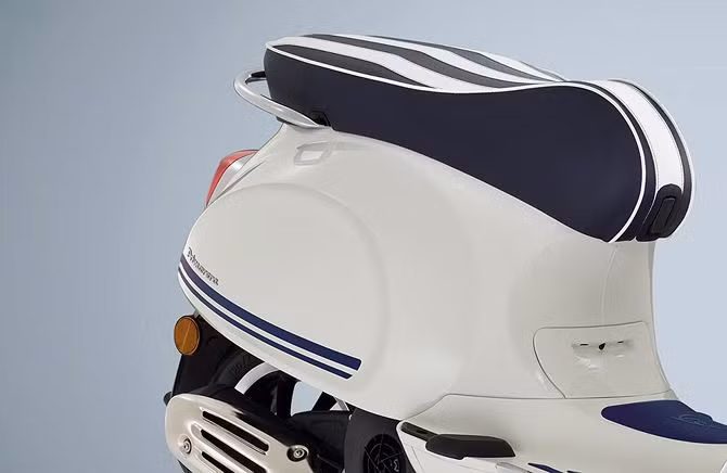 Điểm đáng chú ý nhất trong bản đặc biệt này đó là yên xe cũng có họa tiết các sọc đặc trưng kiểu trang trí ở các du thuyền hay thuyền buồm và đây là lần đầu tiên Vespa có kiểu thiết kế yên độc đáo như này.