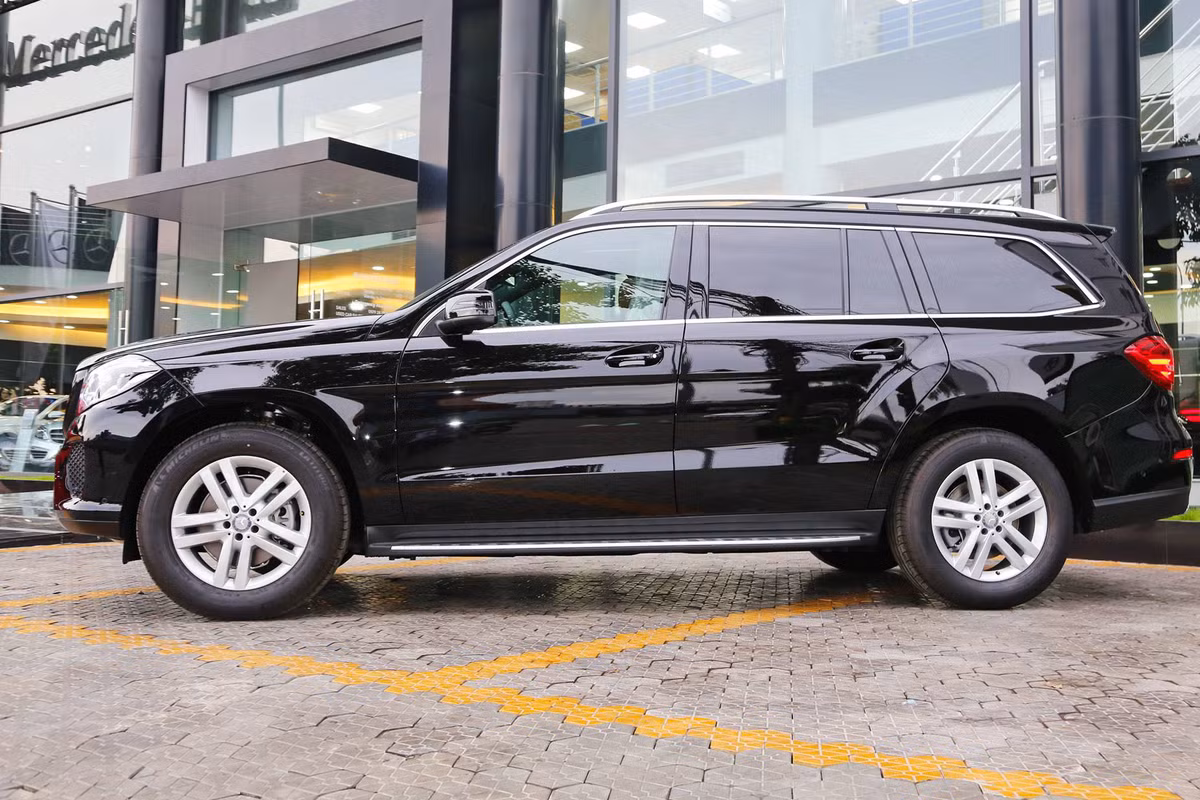 Trang bị an toàn trên xe gồm: Hệ thống hỗ trợ phòng ngừa va chạm hệ thống hỗ trợ đỗ xe chủ động Active parking assist tích hợp PARKTRONIC dò tìm không gian đỗ xe phù hợp, cảnh báo mất tập trung, chống bó cứng phanh ABS; hỗ trợ lực phanh khẩn cấp BAS; chống trượt khi tăng tốc ASR; ổn định thân xe điện tử ESP; kiểm soát lực kéo điện tử cho hệ dẫn động 4 bánh 4ETS; hỗ trợ xuống dốc DSR,…