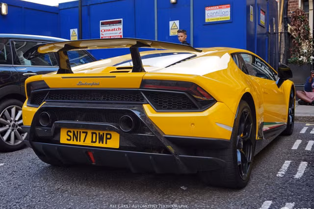 Đúng như tên gọi "LP740-4", Lamborghini Aventador S được trang bị động cơ V12, hút khí tự nhiên, dung tích 6,5 lít, sản sinh công suất tối đa lơn hơn 40 mã lực so với phiên bản thường. Như vậy, công suất tối đa của Lamborghini Aventador S LP740-4 được đẩy lên con số 740 mã lực. Trong khi đó, mô-men xoắn cực đại vẫn giữ nguyên ở mức 690 Nm tại vòng tua máy 5.500 vòng/phút.