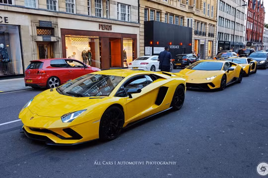 Trong "Đội quân" Lamborghini trên phố London có thể dễ dàng nhận thấy chiếc xe dẫn đoàn là chiếc Aventador SV mui trần, theo sau là Huracan Performante, Aventador S LP740-4 và sau cùng là cặp Aventador SV Coupe. 3 phiên bản hàng hiếm Aventador SV có 2 chiếc bản coupe và 1 chiếc thuộc bản mui trần đều là phiên bản giới hạn số lượng của Lamborghini.