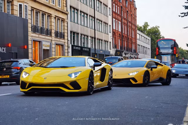 Lamborghini Aventador SV được trang bị động cơ V12, dung tích 6,5 lít tương tự như phiên bản tiêu chuẩn nhưng được tinh chỉnh lại và mang đến công suất tối đa 750 mã lực cao hơn 50 mã lực, mô-men xoắn cực đại 690 Nm. Ngoài ra, Lamborghini Aventador SV còn nhẹ hơn 50 kg so với phiên bản tiêu chuẩn.