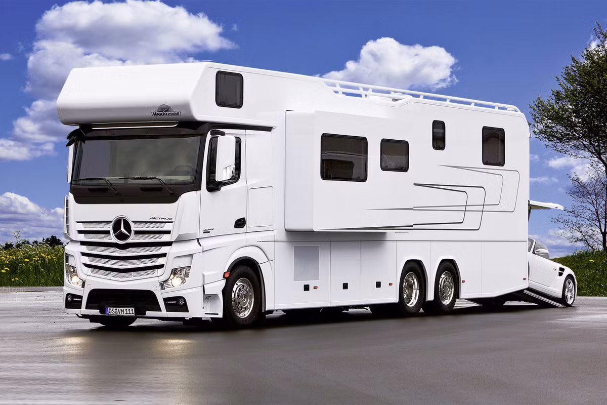 Không gian của "ngôi nhà di động" này có thể đủ cho 4-6 người. Xe có hệ thống sưởi ấm bằng khí đốt, bình nước nóng, điều hòa không khí, hệ thống sưởi sàn và máy đun nước nóng diesel.