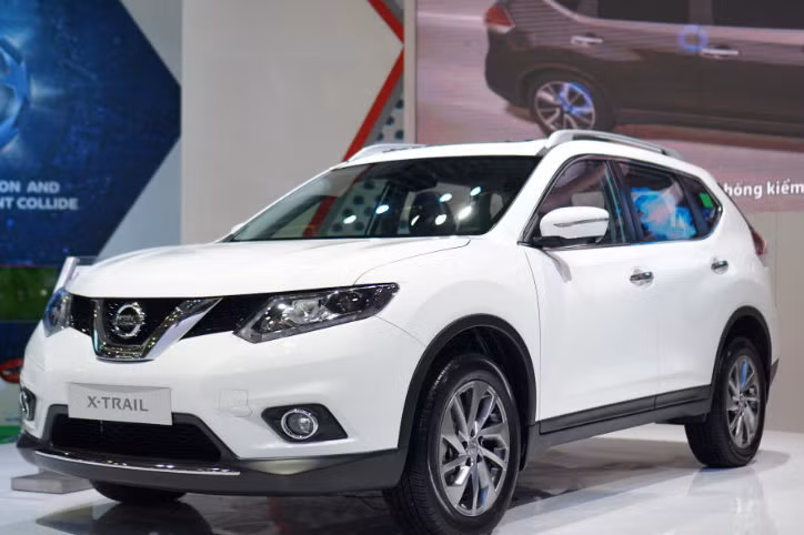Tiếp đến là Nissan X-trail khi có mức giảm tiếp tục trên 40 triệu đồng. Bên cạnh việc khuyến mãi về mặt giá bán, khách hàng khi mua xe cũng được tặng kèm một bộ quà tặng là 1 bộ định vị AVN và 1 bộ thảm sàn.