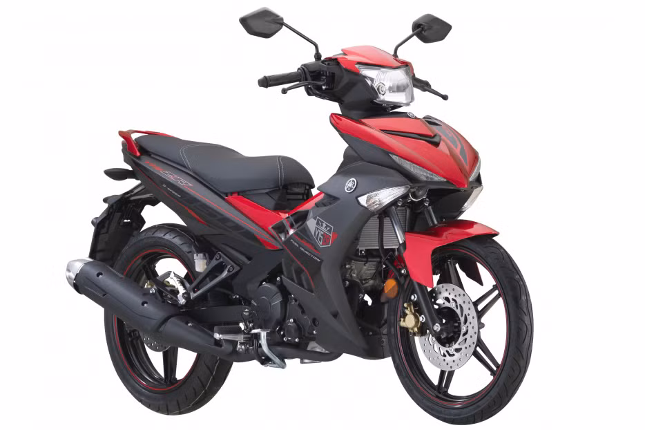 Hệ thống phanh trước và sau đều là loại đĩa thủy lực, giảm sóc trước dạng ống lồng, trong khi giảm sóc sau là lò xo trục đơn, ống xả thiết kế giữ nguyên với đầu mạ crom sáng bóng.