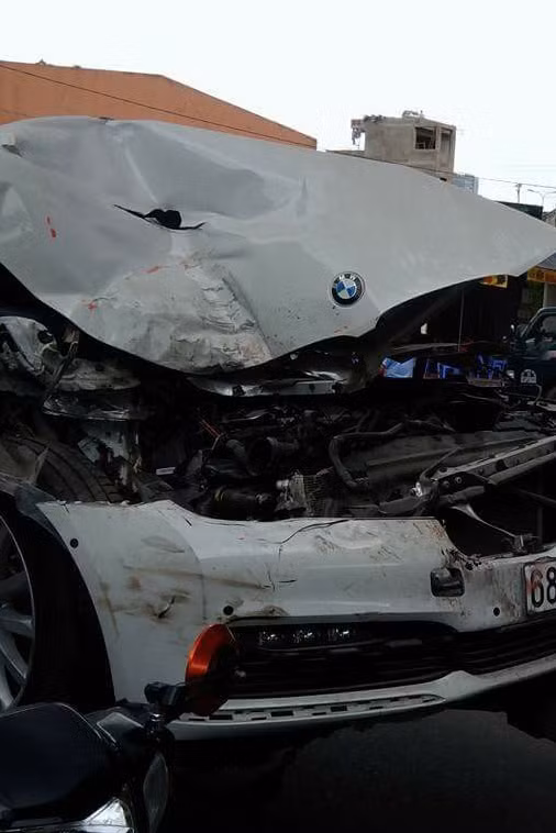 Theo như hình ảnh được chụp lại cho thấy toàn bộ phần đầu của chiếc xe BMW 740Li 2016 (xe bị tai nạn trong bài) bị hư hỏng nặng, toàn bộ phần nắp ca-pô biến dạng gập lên và dồn về phía sau để lộ động cơ bên trong. Toàn bộ lưới tản nhiệt hình quả thận và dải mạ crôm bên dưới hốc đèn sương mù biến mất. 