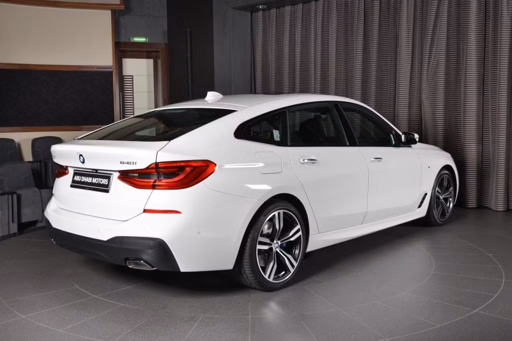 Được biết, đội ngũ kỹ thuật của hãng xe sang BMW đã tăng chiều dài xe thành 5 m và giảm 21 mm chiều cao. Cốp sau cũng được tái thiết kế thấp hơn 64 mm so với 5-Series GT.