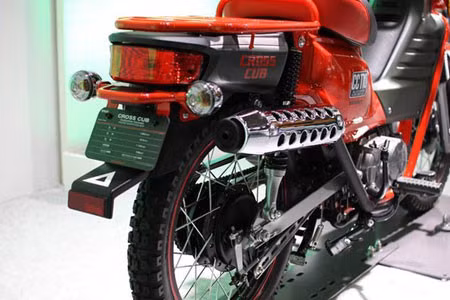 Cơ cấu truyền động tự động với hộp số 4 cấp, bình xăng 4,3 lít và nổ máy bằng nút bấm đề.