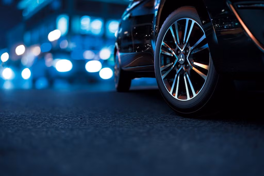 Dù vậy, những bản Eco vẫn được trang bị bộ mâm đúc 15-inch. Các thành phần bảo đảm an toàn vẫn khá đầy đủ: 2 túi khí với hệ thống căng đai tự động, phanh ABS và phân phối lực phanh điện tử EBD.