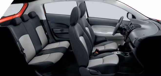 Ở bản số sàn, bên trong không có đèn chiếu sáng khoang hành lý, không có khóa cửa từ xa.