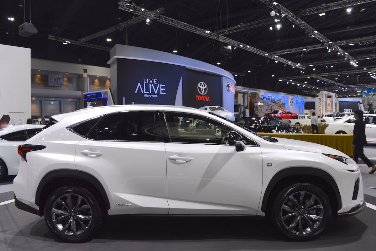 Lexus NX 300h có chiều dài 4.640 mm, rộng 1.845 mm và cao 1.645 mm. Nó có chiều dài cơ sở dài 2.660 mm và khoảng sáng gầm 185 mm.