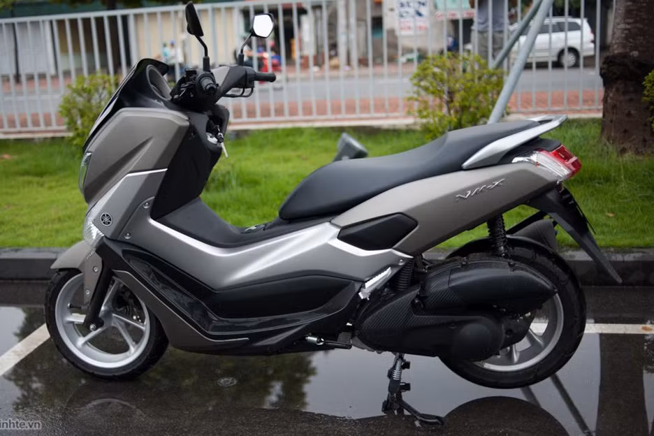 Mang cái tên "Thuyền trên cạn”, mẫu maxi scooter Yamaha NM-X đứng ở vị trí thứ 4 với doanh số 83 chiếc. Tại thị trường Việt Nam, giá bán của xe vào khoảng gần 80 triệu đồng.