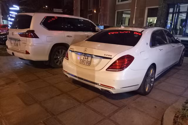 Cụ thể, bộ đôi xe sang Mercedes-Maybach S600 và "chuyên cơ mặt đất" Lexus LX570 tông xẹt tông trắng muốt cùng nhau xuất hiện hút mọi ánh nhìn của nhiều người.
