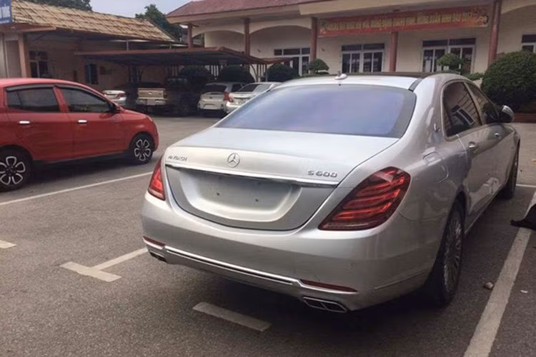 Tại dải đất hình chữ S, Mercedes-Maybach S600 ra mắt lần đầu tiên vào tháng 1/205 khi đó xe có giá bán chỉ 9,7 tỷ đồng. Nhìn từ bên ngoài, tổng thể của Mybach S600 ấn tượng với bộ lưới tản nhiệt lớn, các thanh ngang mạ crôm sáng, đi kèm logo đặc trưng của hãng đặt ở chính giữa.