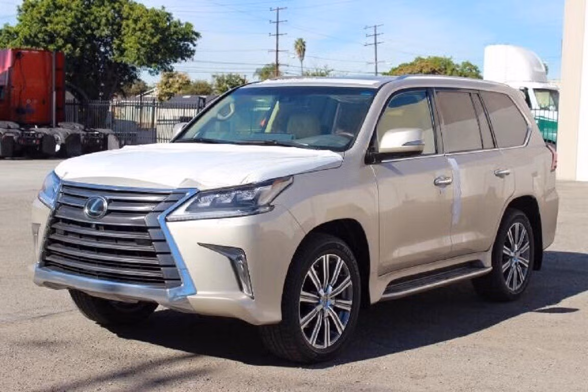 Trong khi đó, LX570 là mẫu xe hạng sang Lexus. Hiện giá bán của xe lên tới gần 9 tỷ đồng tại thị trường Việt Nam. Xe được trang bị khối động cơ V8, dung tích 5,7 lít, sản sinh công suất tối đa 367 mã lực tại vòng tua máy 5.600 vòng/phút và mô-men xoắn cực đại 530 Nm tại vòng tua máy 3.200 vòng/phút, đi kèm hộp số tự động 8 cấp. Xe có 5 chế độ lái khác nhau là Normal, Eco, Comfort, Sports và Sports.