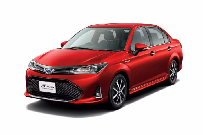 Nhìn từ bên sườn có thể thấy Toyota Corolla 2018 tại Nhật Bản được trang bị bộ la-zăng mới. Trên bản Fielder là la-zăng dạng 4 chấu kép với hai tông màu, còn trên Axio, la-zăng được thiết kế dạng xoáy đẹp mắt hơn.