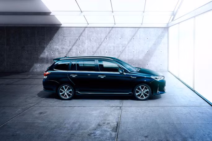 Corolla Fielder là kiểu thân xe wagon 5 cửa chính vì thế chúng sở hữu khoang chứa đồ rộng rãi hơn lên tới 872 lít. Ba con số kích thước tương ứng của Toyota Corolla Fielder là 4.400/4.410 mm, 1.695 mm và 1.465/1.475/1.500/1.510/1.535 mm, tùy phiên bản.