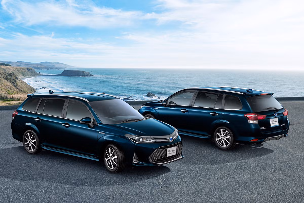 Toyota Corolla phiên bản mới tại Nhật Bản sở hữu thiết kế khác xa so với bản quốc tế cũng như thế hệ tiền nhiệm. Có lẽ đầu xe là nơi các nhà thiết kế tập trung thay đổi nhiều nhất với ngôn ngữ thiết kế Keen Look.