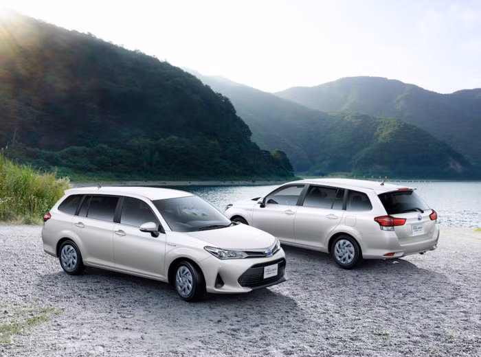 Tại thị trường Nhật Bản, Toyota Corolla Axio và Fielder chính là hai phiên bản sedan và station wagon của dòng xe này. Thế hệ thứ 11 của Corolla Axio và Fielder đã được ra mắt vào năm 2012 tại thị trường này và một phiên bản nâng cấp vào năm 2015. Chính vì thế mẫu xe ôtô Toyota Corolla 2018 mới đã chính thức ra mắt.