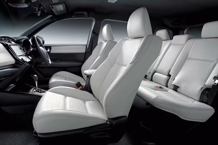 Cuối cùng là động cơ 4 xy-lanh, dung tích 1,5 lít với công suất tối đa 138 mã lực và mô-men xoắn cực đại 136 Nm đi kèm hộp số sàn 5 cấp. Bên cạnh đó, Toyota Corolla Axio còn có động cơ lai hybrid được bao gồm máy xăng 1,5 lít với công suất tối đa 74 mã lực và mô-men xoắn cực đại 111 Nm kết hợp với mô-tơ điện mạnh 61 mã lực và 169 Nm, đi kèmqua hộp số e-CVT tiêu chuẩn.