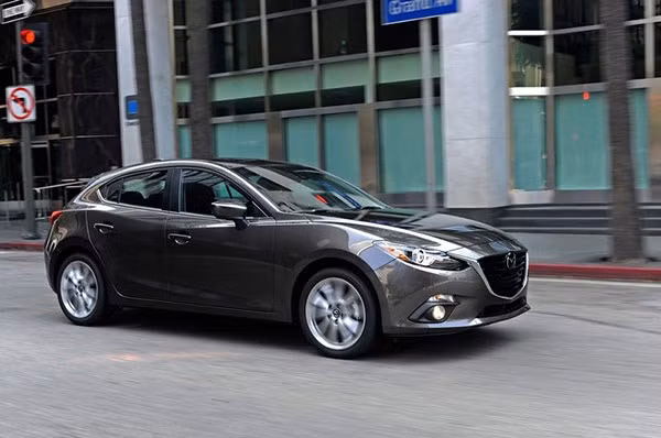 Phiên bản Mazda3 nâng cấp ra mắt ngày 16/5/2017. Về tổng thể, phải nói rằng Mazda 3 là một chiếc xe vô cùng thể thao với kiểu dáng hiện đại, trẻ trung. Xe vẫn sử dụng động cơ 1.5L, và cả 2.0, hộp số tự động 6 cấp Skyactiv, công nghệ cam kép DOHC. Các trang bị gồm cửa sổ trời, điều hoà 2 vùng, cảm biến mưa, cảm biến ánh sáng, hệ thống kiểm soát gia tốc G-Vectoring Control,Cruise Control, phanh tay điện tử.